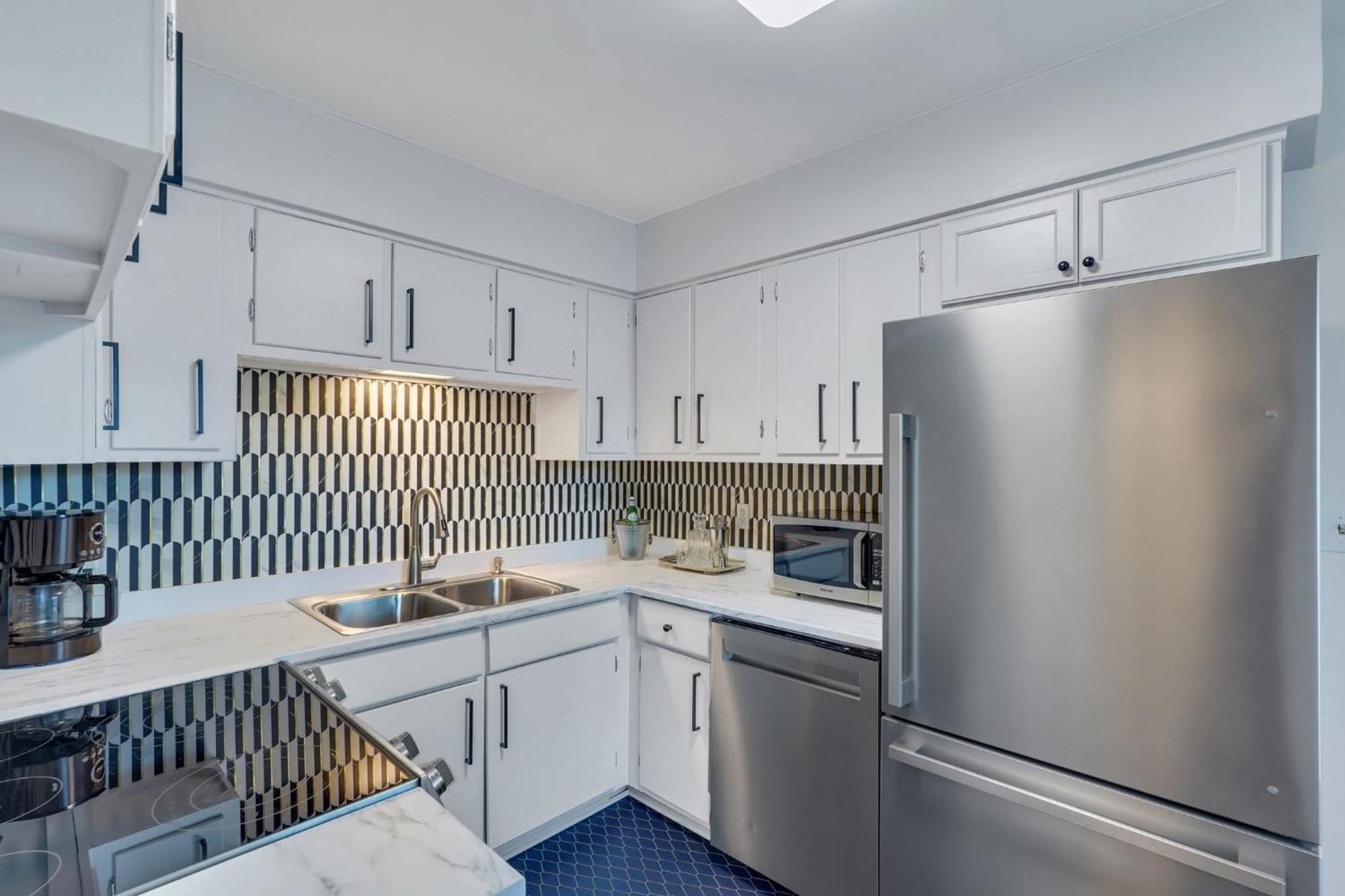 Spacious Mid-century Art Haven * Savannah
