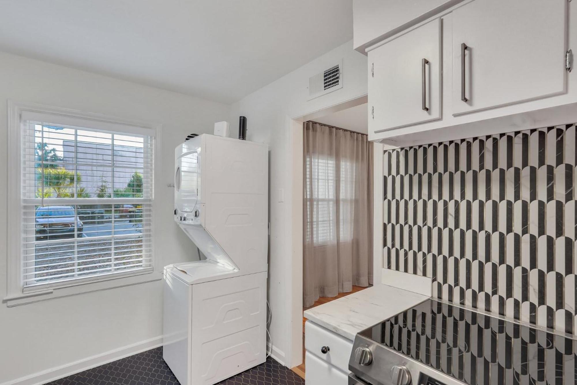 Spacious Mid-century Art Haven * Savannah